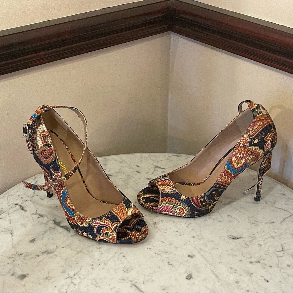 Woman’s paisley design heels in size 7
